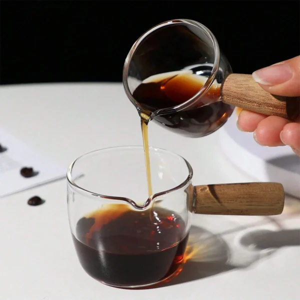 1pc-Wooden handle glass measuring cup, kitchen tool with a single spout for coffee and baking - Image 3