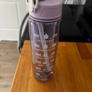 800ml/27oz Large Capacity Sports Water Bottle Leak Proof Plastic Drinking Cup With Time Scale Suitable For Travel Fitness Sports