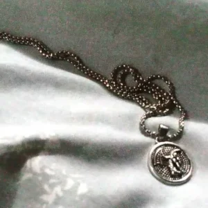 Vintage Simple Alien Human Coin Pendant Choker Necklace for Men Trendy Punk Long Chain on the Neck Jewelry Accessories Male Gift