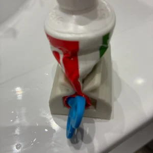 Efficient and Hassle-Free Toothpaste Tube Squeezer for a Smooth and Comfortable Brushing Experience