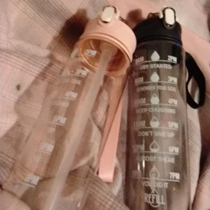 800ml/27oz Large Capacity Sports Water Bottle Leak Proof Plastic Drinking Cup With Time Scale Suitable For Travel Fitness Sports