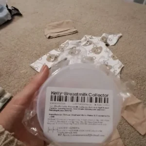 1Pcs Portable Breastmilk Collector, Soft Anti-Spill Breast Pads for Nursing Moms, Food Grade Silicone, Safe and Non-Polluting