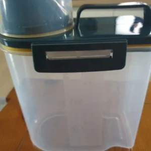 1.5kg/2kg Dog Cat Food Pail Plastic Storage Tank with Measuring Cup Container Moisture-proof Sealed Jar Pet Supplies Accessories